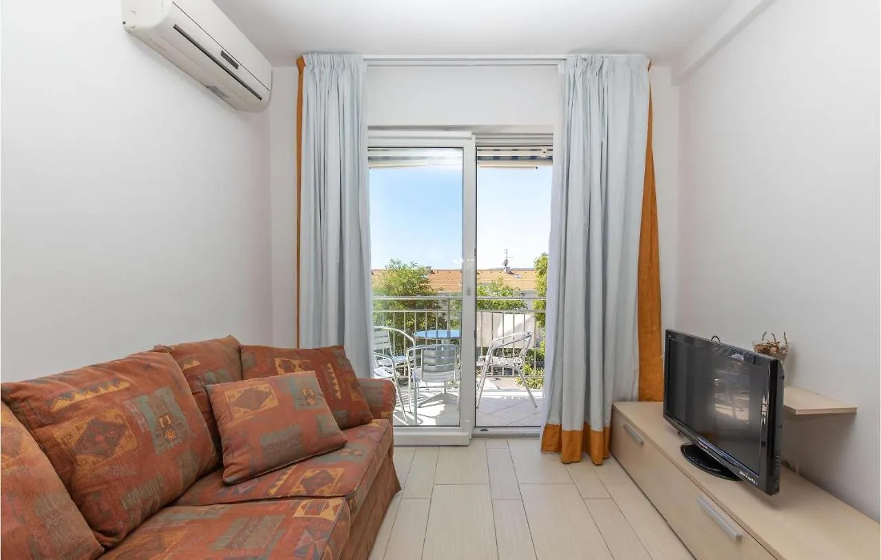 1 Bedroom Awesome Apartment In 塞尔瑟