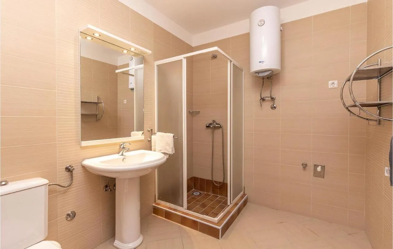 1 Bedroom Awesome Apartment In 塞尔瑟